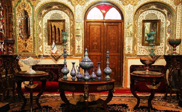 اتاقی سنتی با صنایع دستی زیبای ایرانی