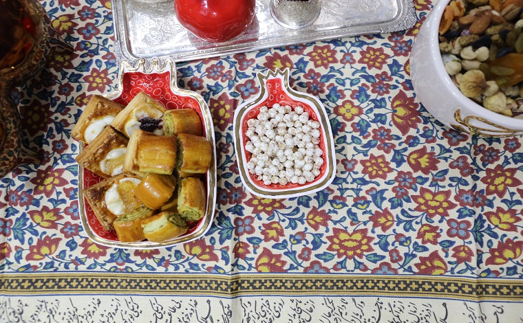شیرینی خوری سرامیکی روی سفره قلمکاری شده اصفهان