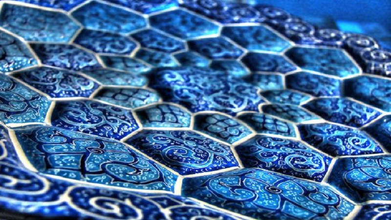 رنگ آبی فیروزه‌ای، نماد صنایع دستی ایرانی است.
