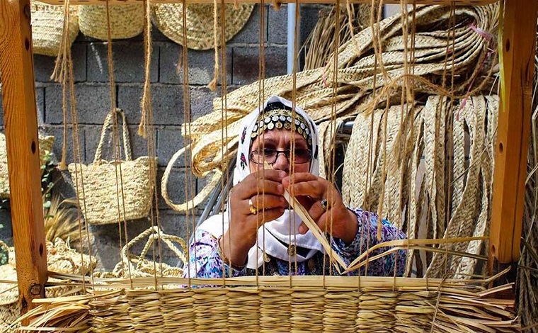 بانویی در حال بافتن حصیر، از صنایع دستی مازندران